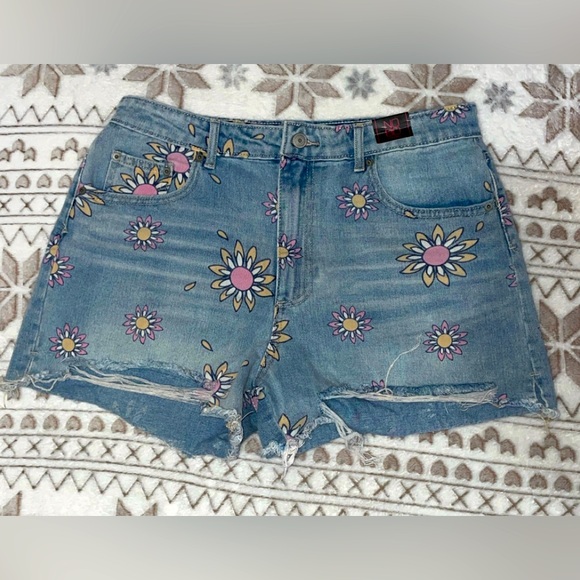 No Boundaries Pants - Light Wash Raw Hem Denim Jean Shorts with Flower Design Size 13 NWT